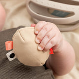 Done By Deer clucky aktivna igračka, bež