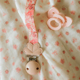 Elodie misty pink binky bow silikonska cucla za novorođenče