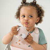 Done By Deer tiny farm silikonska šolja sa dve ručke, roze