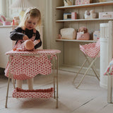 Konges Slojd stolić za presvlačenje lutki, rosie rose